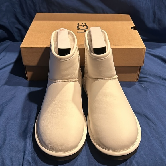 UGG- Classic Mini Side Logo II, UMWH, women QS - Picture 3 of 5